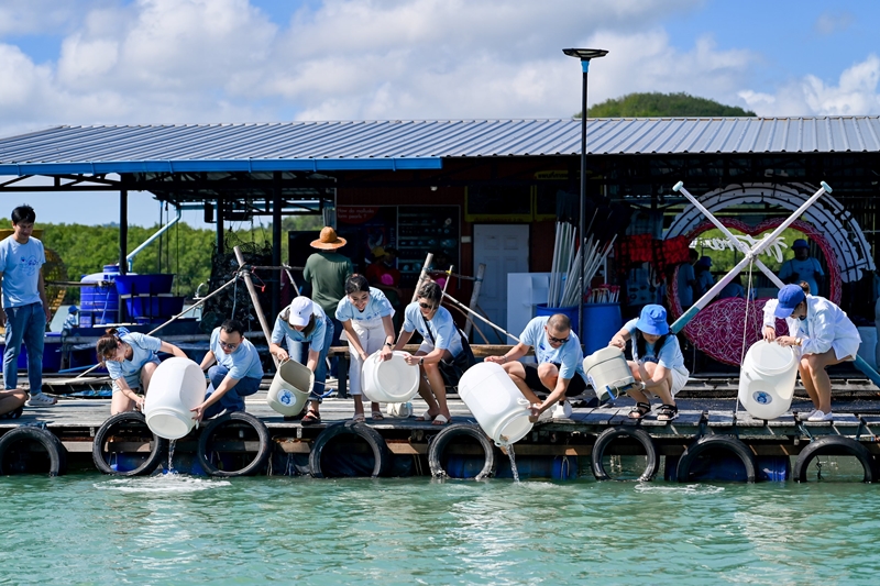 ชวนฮีลกาย ฮีลใจไปกับ “นาย ณภัทร” ล่องเรือ “เชื่อมคุณ...สู่ความผ่อนคลายบนพื้นที่สีฟ้า” ผ่านแคมเปญใหม่ของน้ำดื่มคริสตัล (Crystal Drinking Water) ที่ภูเก็ต